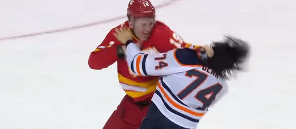 Легендарную драку вратарей в матче НХЛ показали на видео Легендарную драку вратарей в матче НХЛ показали на видео - Sputnik Литва