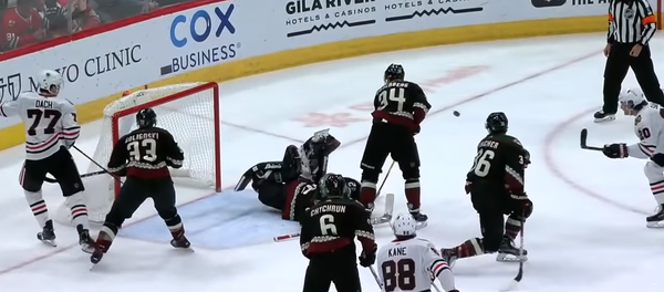 Сейв скорпиона: финский вратарь в матче НХЛ отразил шайбу, лежа на льду - Sputnik Литва