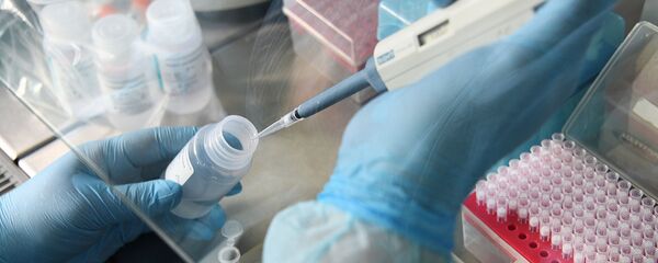 Сотрудница Центра гигиены и эпидемиологии за работой - Sputnik Литва