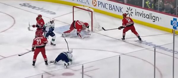 Свечников обыграл всю команду и забил гол в матче НХЛ Свечников обыграл всю команду и забил гол в матче НХЛ - Sputnik Литва