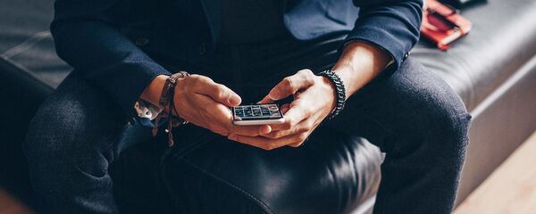 Телефон в руках мужчины - Sputnik Литва