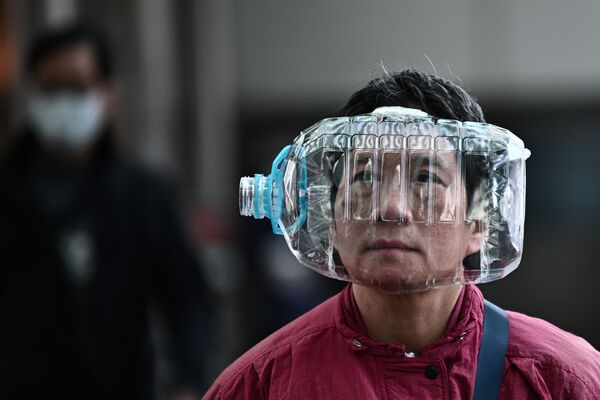 На фото: женщина носит вместо маски пластиковую бутылку в качестве средства защиты от коронавируса.  - Sputnik Литва
