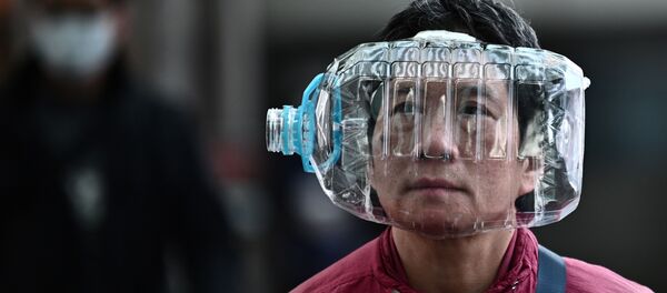 Житель Гонконга использует пластиковую бутылку в качестве маски, чтобы защититься от коронавируса Житель Гонконга использует пластиковую бутылку в качестве маски, чтобы защититься от коронавируса - Sputnik Lietuva