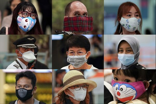 Люди в разных масках у стойки иммиграционной службы в аэропорту города Сепанг, Малайзия - Sputnik Lietuva
