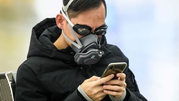 Пассажир в очках для плавания и маске на железнодорожной станции в Гонконге - Sputnik Lietuva