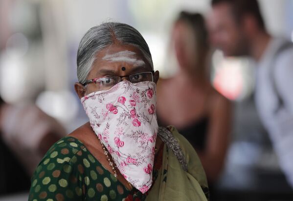 Пожылая индийская женщина в маске из платка в аэропорту Коломбо  - Sputnik Lietuva