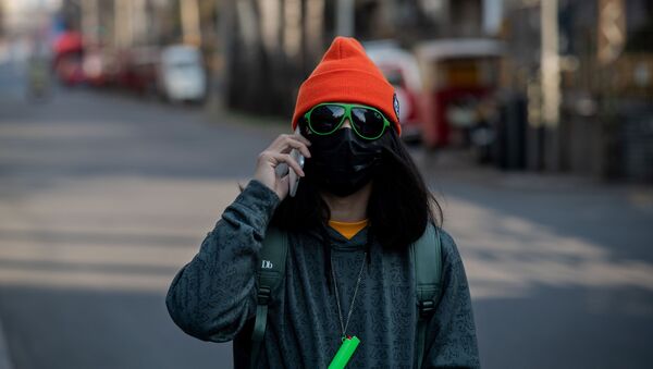 Žmogus kaukėje ir akiniuose Pekino gatvėje - Sputnik Lietuva