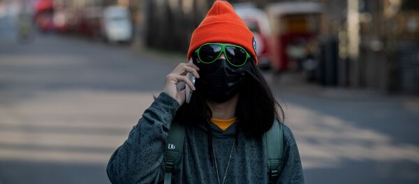 Žmogus kaukėje ir akiniuose Pekino gatvėje Žmogus kaukėje ir akiniuose Pekino gatvėje - Sputnik Lietuva