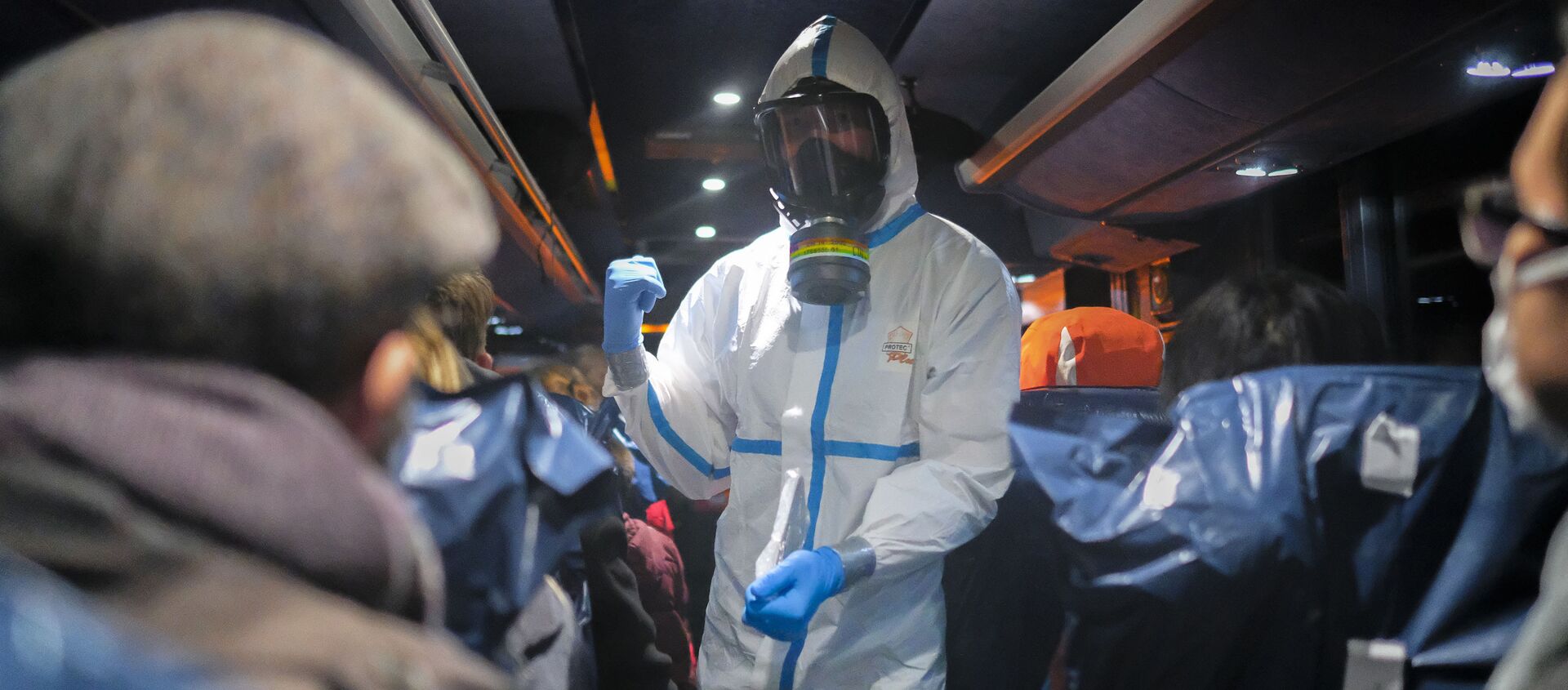 Офицер в защитной одежде инструктирует эвакуированных из Ухани, Китай - Sputnik Lietuva, 1920, 04.02.2021
