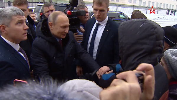 Путин остановил кортеж в Череповце и пообщался с местными жителями - Sputnik Литва