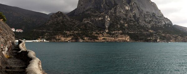 Вид на Черное море с Тропы Голицына (Соколиной тропы) в поселке Новый Свет, архивное фото - Sputnik Литва