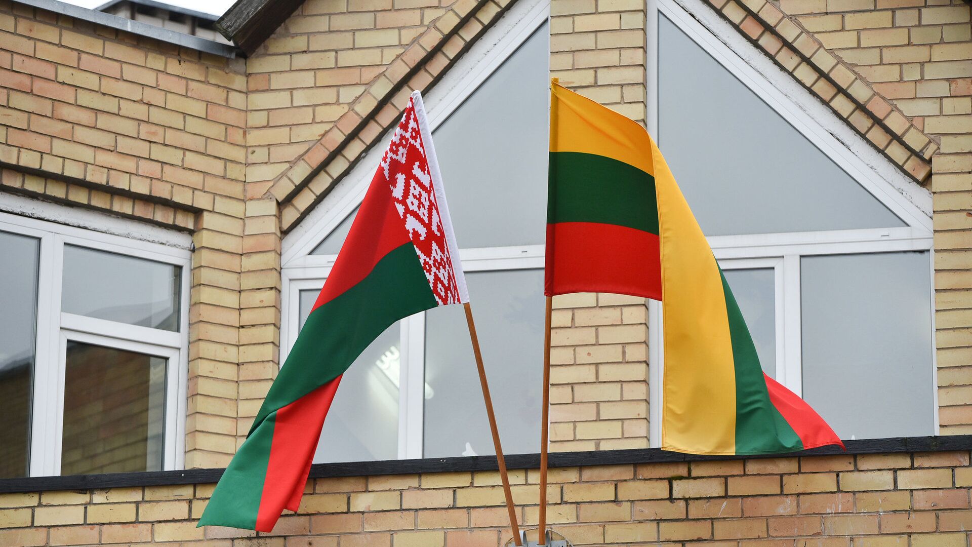 Флаги Литвы и Белоруссии, архивное фото - Sputnik Lietuva, 1920, 26.05.2021