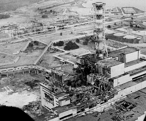 Вид на Чернобыльскую АЭС через несколько дней после аварии, 1986 год - Sputnik Lietuva