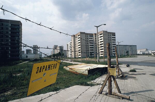 Ограждения на улицах города Припяти в Киевской области после аварии на Чернобыльской АЭС. 1986 г. - Sputnik Lietuva