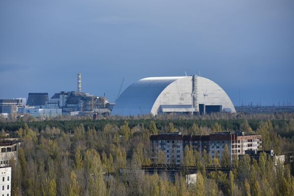 Вид на новый безопасный конфайнмент и саркофаг на 4-м энергоблоке Чернобыльской атомной электростанции из города Припять - Sputnik Lietuva
