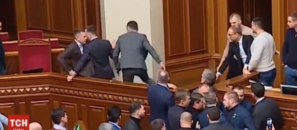 Опубликовано видео потасовки депутатов в Раде - Sputnik Lietuva