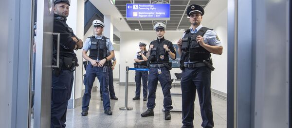 Policijos pareigūnai Frankfurto oro uoste Policijos pareigūnai Frankfurto oro uoste - Sputnik Lietuva