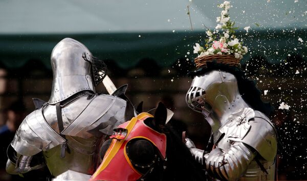Соперник рыцаря Philip Leitch сбивает цветочную корзину с его шлема - Sputnik Литва