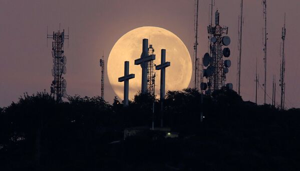 Полная луна виднеется за холмом трех крестов в Кали - Sputnik Литва