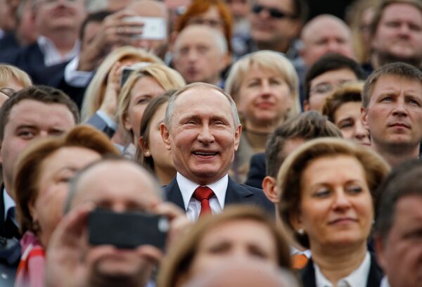 Президент России Владимир Путин наблюдает за торжествами - Sputnik Литва