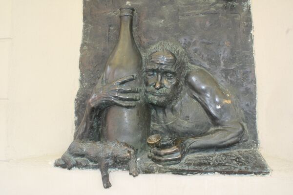 Барельеф на стене квартала Ужупис - Sputnik Литва