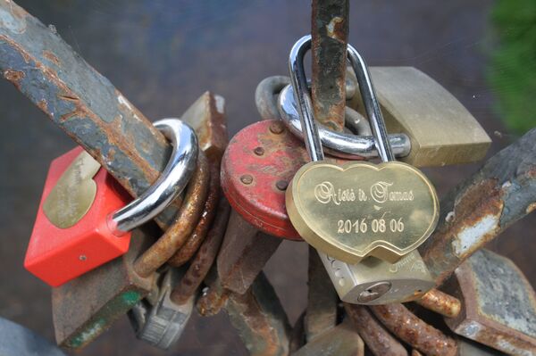 Замки новобрачных на мосту через Вильняле - Sputnik Литва