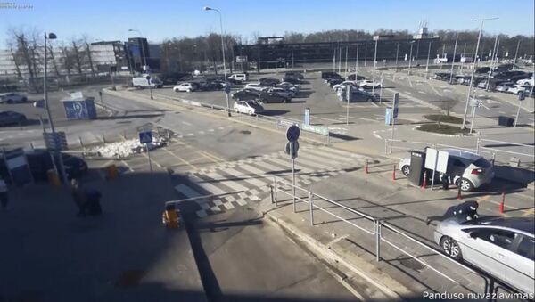 В Вильнюсе таксист прокатил на капоте полицейского - Sputnik Литва