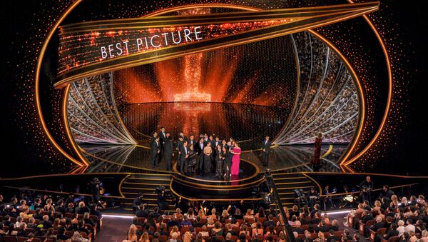 Актеры и съемочная группа Паразита получают награду за лучшую картину на Оскаре в воскресенье, 9 февраля 2020 года - Sputnik Lietuva