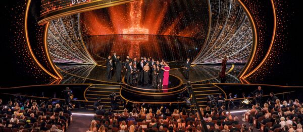 Актеры и съемочная группа Паразита получают награду за лучшую картину на Оскаре в воскресенье, 9 февраля 2020 года - Sputnik Lietuva