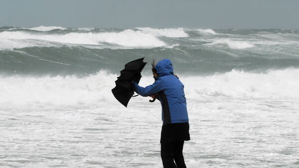 Сильный ветер и дождь на пляже, архивное фото - Sputnik Литва