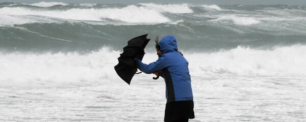 Сильный ветер и дождь на пляже, архивное фото - Sputnik Литва