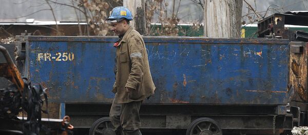 Шахтер на угольной шахте Вуек в Катовице, Польша, архивное фото Шахтер на угольной шахте Вуек в Катовице, Польша, архивное фото - Sputnik Lietuva