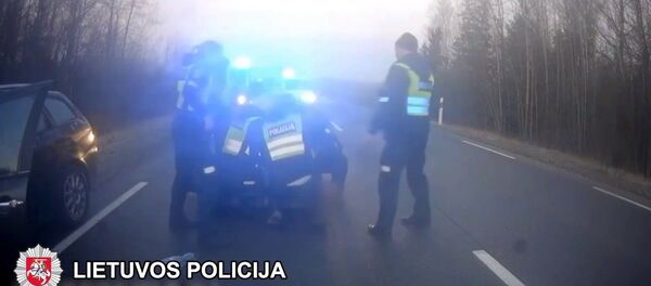 В Шяуляе полиция гналась за пьяным водителем В Шяуляе полиция гналась за пьяным водителем - Sputnik Lietuva