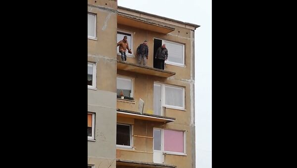 В Мажейкяе строители выбрасывают мусор с балкона - Sputnik Литва