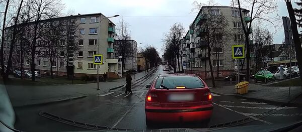 Šiauliuose vyras pervedė senutę per gatvę - Sputnik Lietuva