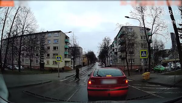 Водитель остановился чтобы перевести старушку через дорогу  - Sputnik Литва