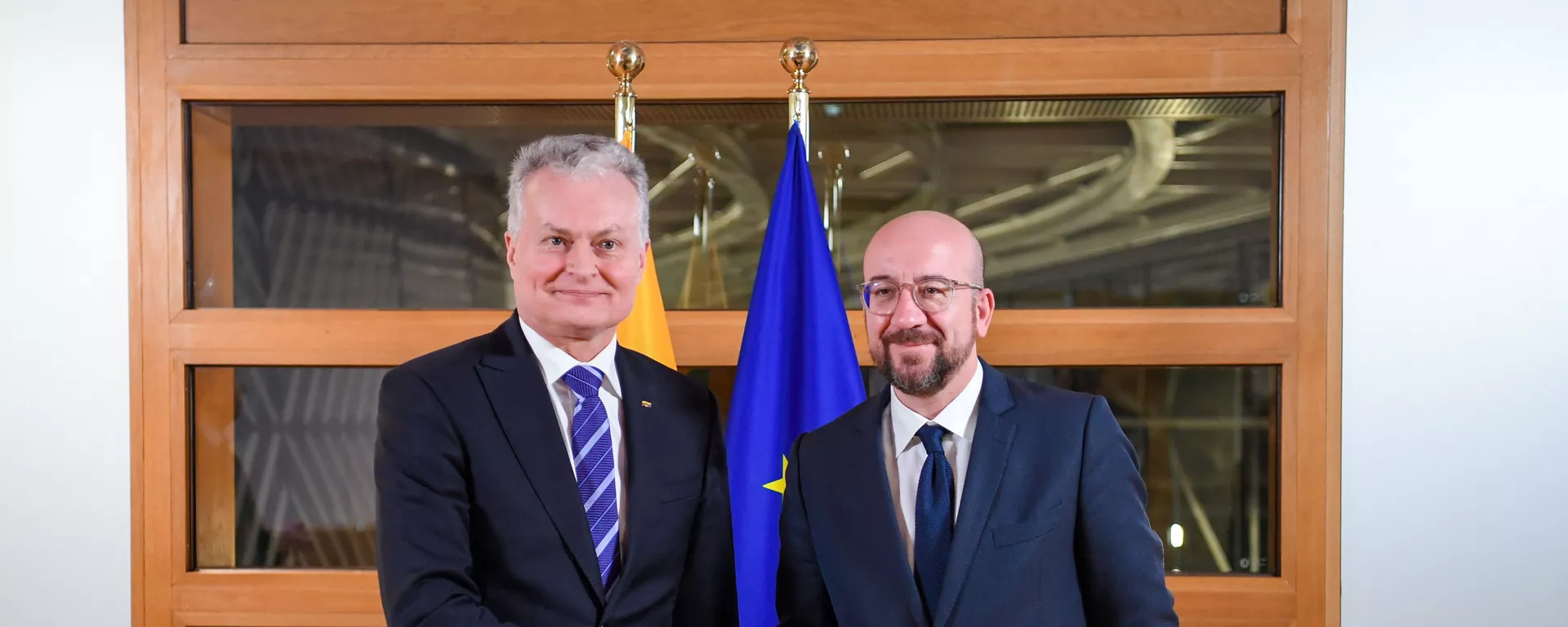 Lietuvos prezidentas Gitanas Nausėda su Europos Vadovų Tarybos pirmininku Šarliu Mišeliu - Sputnik Lietuva, 1920, 03.08.2021