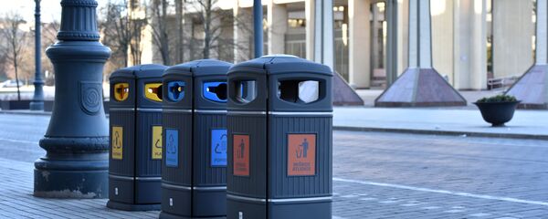 Мусорные баки на фоне Сейма Литвы, архивное фото Мусорные баки на фоне Сейма Литвы, архивное фото - Sputnik Lietuva