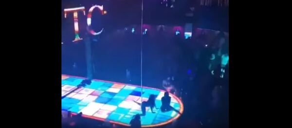 Nuoga striptizo šokėja nukrito nuo šešių metrų strypo ir pratęsė šokį Nuoga striptizo šokėja nukrito nuo šešių metrų strypo ir pratęsė šokį - Sputnik Lietuva