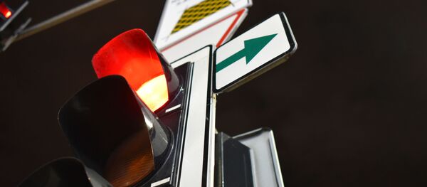 Светофор с зеленой стрелкой, архивное фото Светофор с зеленой стрелкой, архивное фото - Sputnik Литва