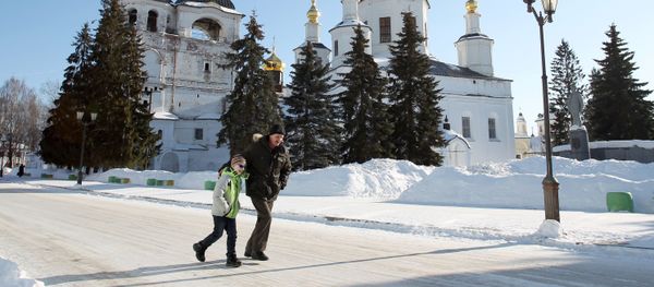 Прохожие идут по улице в Великом Устюге - Sputnik Lietuva