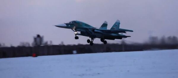 Адский утенок: Cу-34 провели маневры в небе над Уралом Адский утенок: Cу-34 провели маневры в небе над Уралом - Sputnik Lietuva