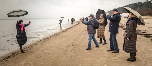 Туристы фотографируются на пляже Юрмалы - Sputnik Литва