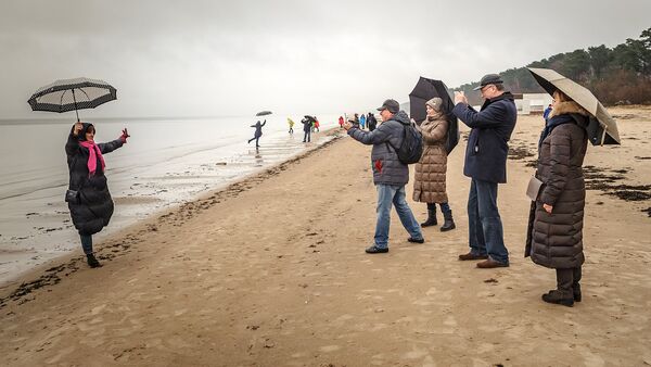 Туристы фотографируются на пляже Юрмалы - Sputnik Литва