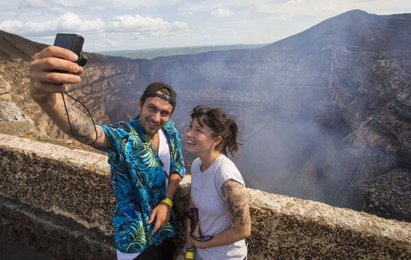Туристы делают селфи у кратера вулкана Масайя в Никарагуа - Sputnik Литва