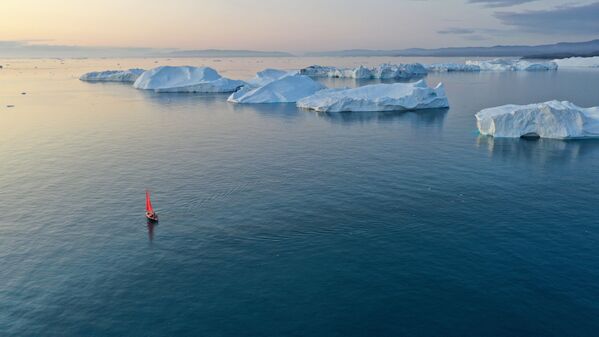 Яхта Петр Первый проплывает мимо айсбергов в акватории острова Гренландия - Sputnik Литва