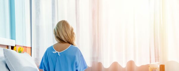 Женщина, сидящая на больничной койке, архивное фото - Sputnik Литва