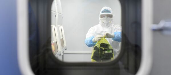 Сотрудник лаборатории в китайском городе Ухань - Sputnik Литва
