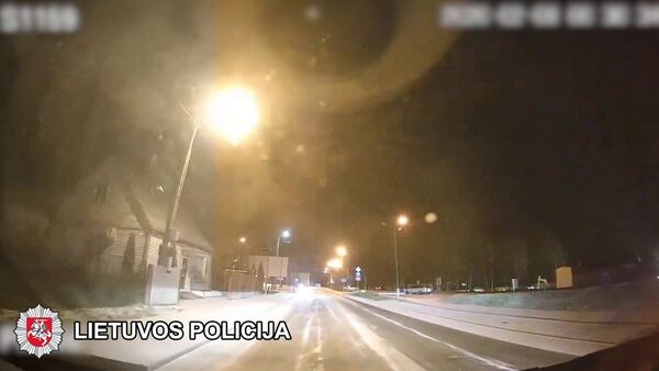 Kuršėnuose girti vairuotojai susikeitė vietomis važiuojančiame automobilyje — video - Sputnik Lietuva