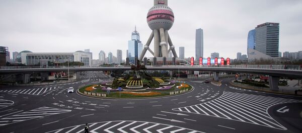 Полицейский в маске на пустынной улице в Шанхае  - Sputnik Lietuva